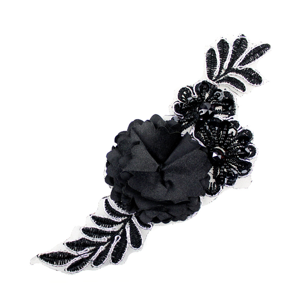 Aplicación bordada y flor plata