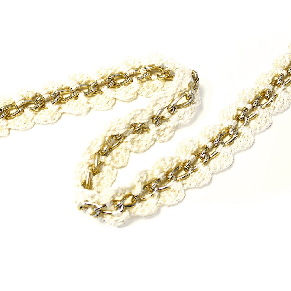 cadena con ganchillo blanco