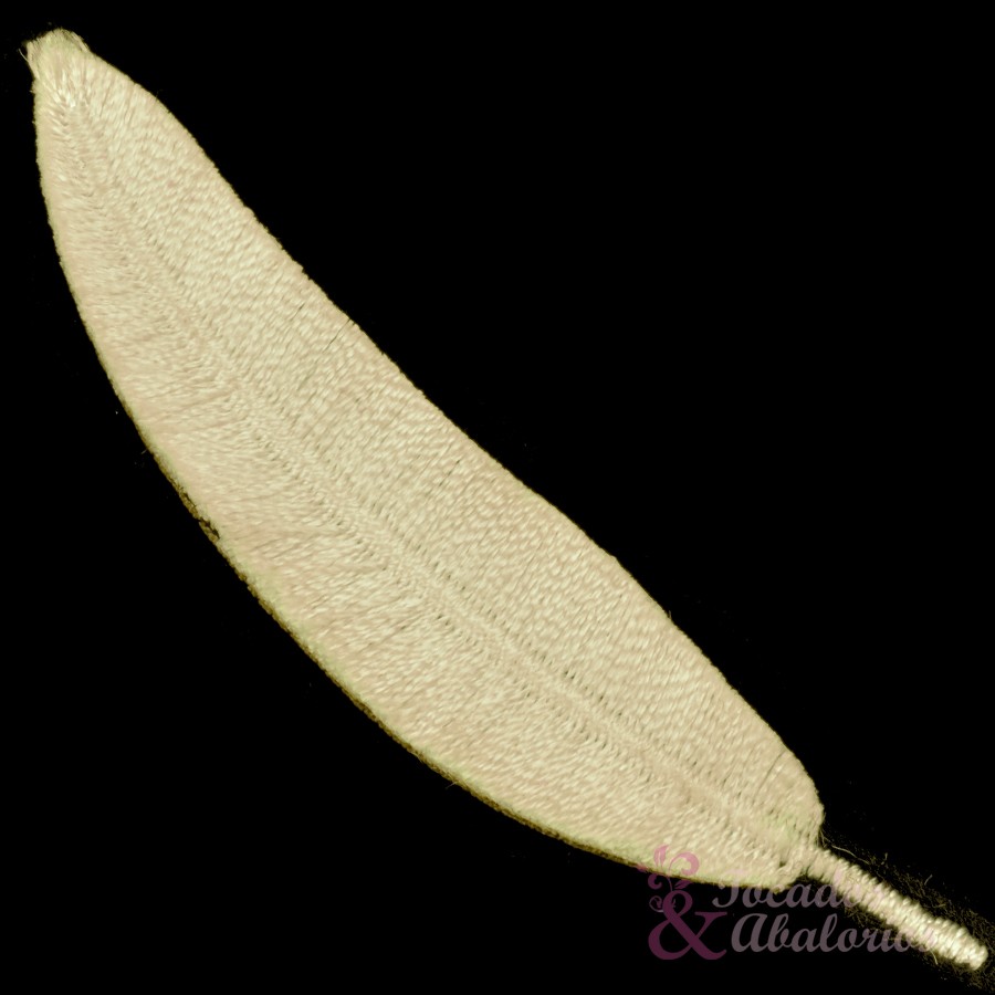 Pluma bordada termoadhesiva 7cm. Pluma bordada termoadhesiva 7cm.