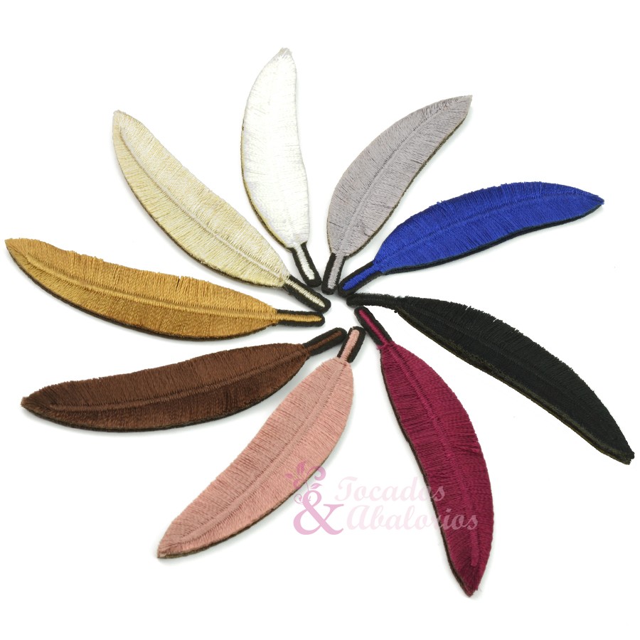 Pluma bordada termoadhesiva 7cm. Pluma bordada termoadhesiva 7cm.