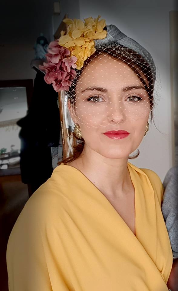 Femme avec robe jaune et coiffe