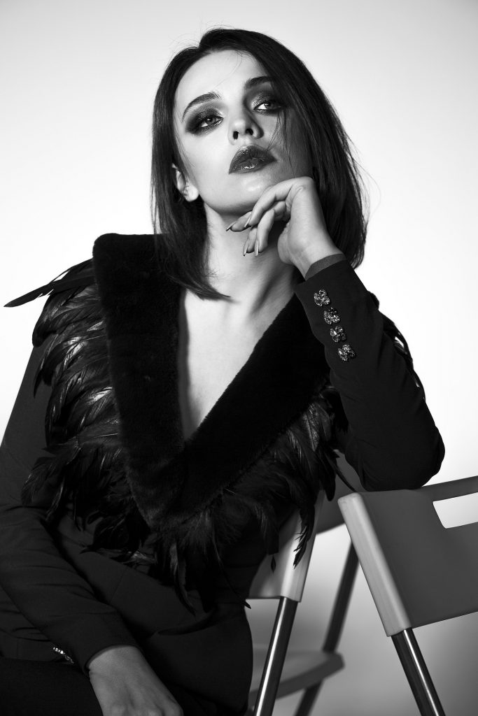 Veste femme noire à plumes