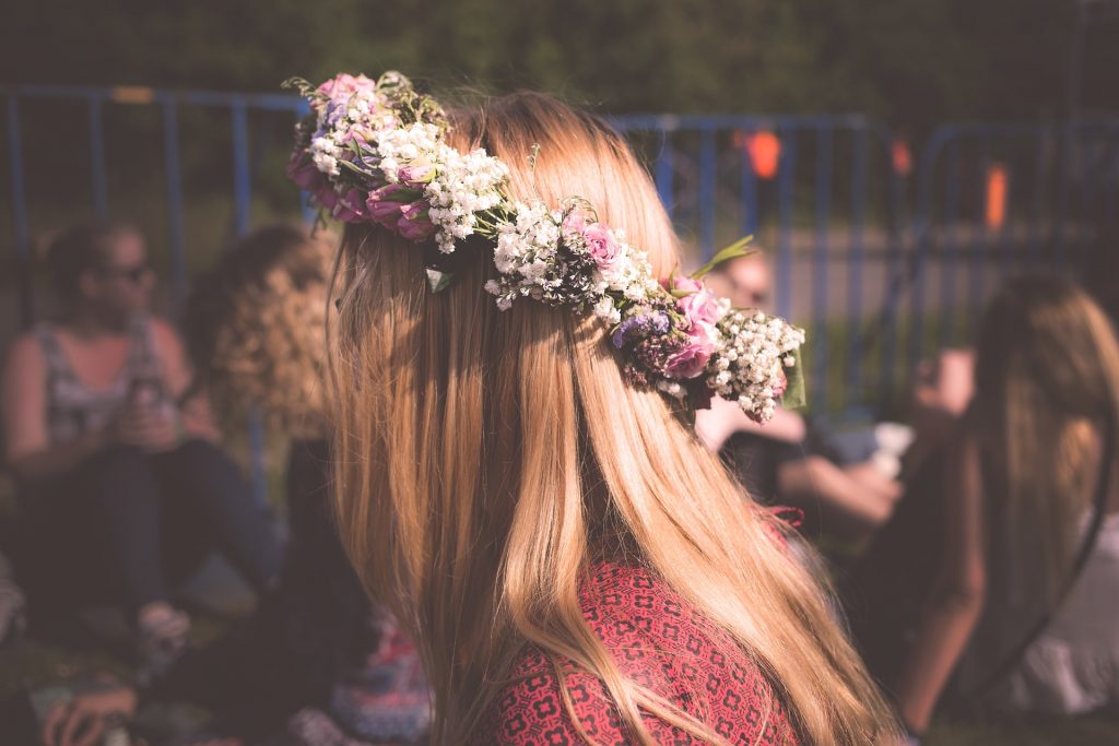 Fille lors d'une célébration avec un bandeau de fleurs préservées