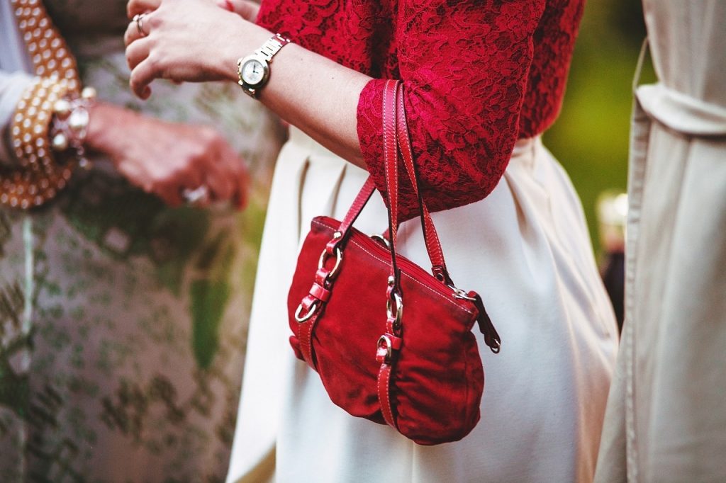 Bolso rojo arreglado para una boda