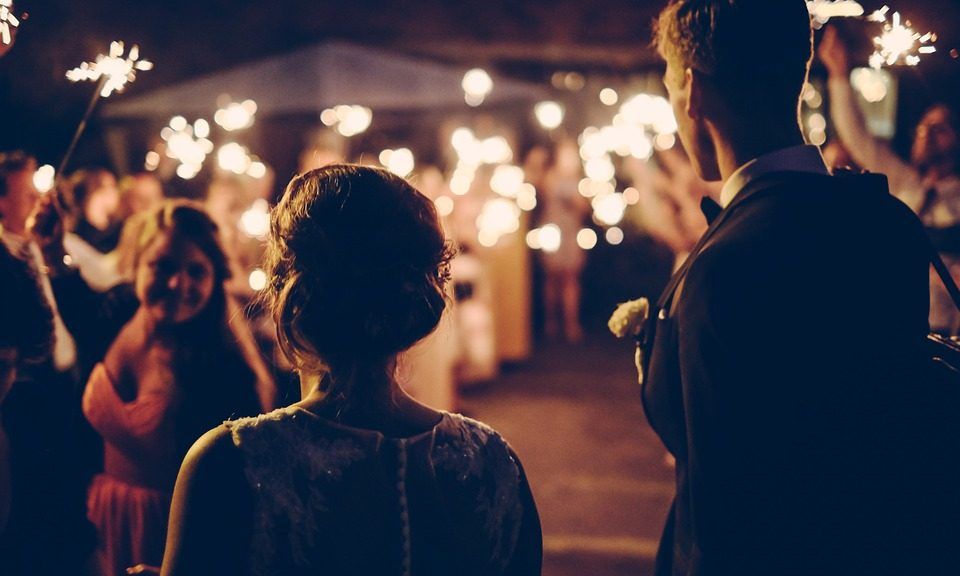 Elige el mejor tocado para invitadas de boda clásica